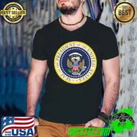 Top Fake Presidential Seal 45 Es Un Titere Donald Trump Shirt Guys V Neck